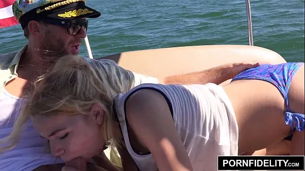 Quente PORNFIDELITY Alina West Ass fodida em um barco meu tubo