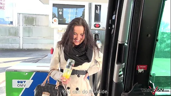 Chaud Une femme sauvée à la station-service paie le prix avec son corps mon tube