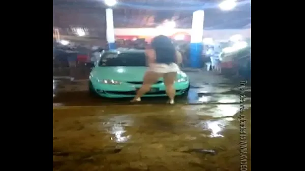 ホットなBrunette Car Washing Very Tasty私のチューブ