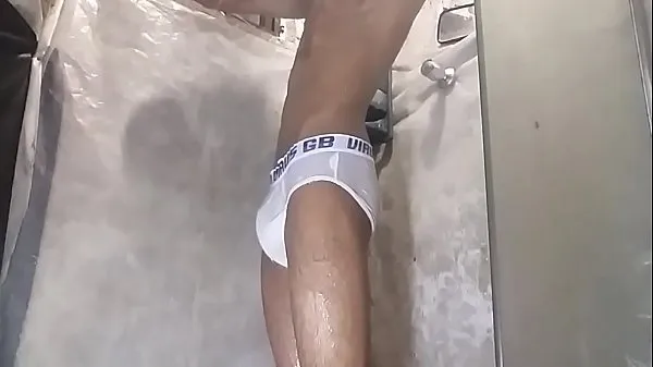 热TAKING A BATH IN WHITE UNDERPANTS - YUMMY (SHOWING HALF OF DICK我的管子