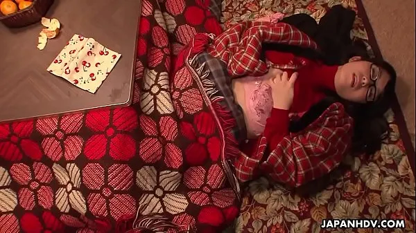 热nerdy-asian-teen-rubs-her-cunt-under-the-blanket我的管子