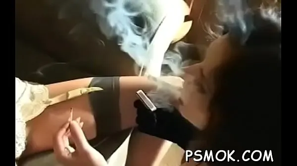 Quente Smoking scene with busty honey meu tubo
