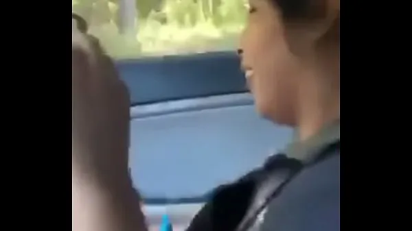 Quente Garota chupando pau no carro meu tubo