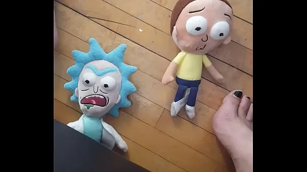 Chaud Géante piétine et écrase 2 minuscules hommes (Rick et Morty Plush mon tube