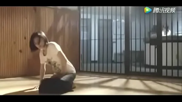 热Female Prisoner Almost Piss Herself我的管子