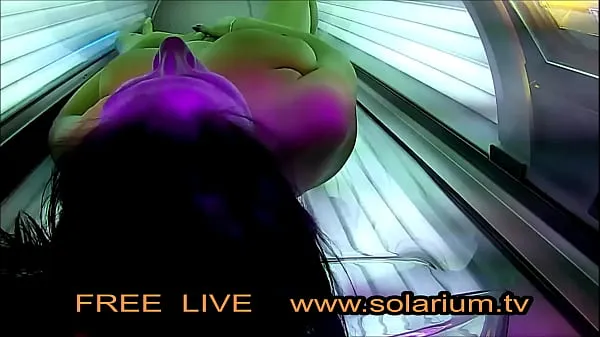 Chaud Horny Girl avec de gros seins se masturbe sous le solarium mon tube