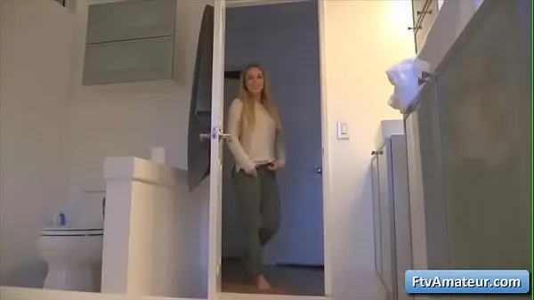 Chaud Zoey, une teen blonde à gros seins baise sa chatte avec un gode bleu dans la salle de bain mon tube