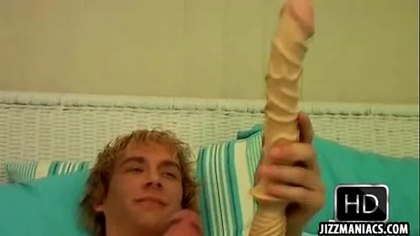 Caldo This sexy twink with a tattoo uses a dildo on himselfil mio tubo