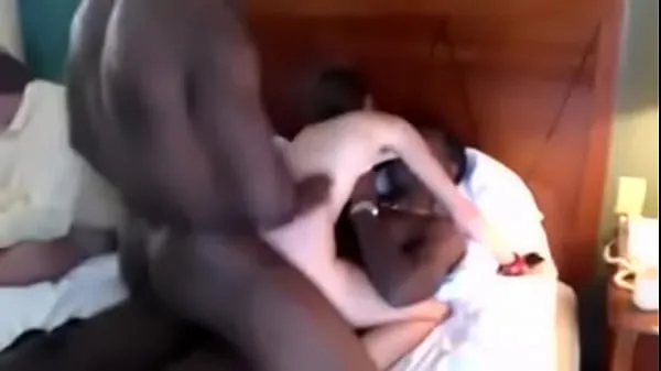 Chaud femme double pénétration par des amants noirs tandis que mari cocu regarder mon tube