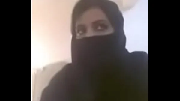 Muslim hot milf expose her boobs in videocall Tüpümü sıcak tut