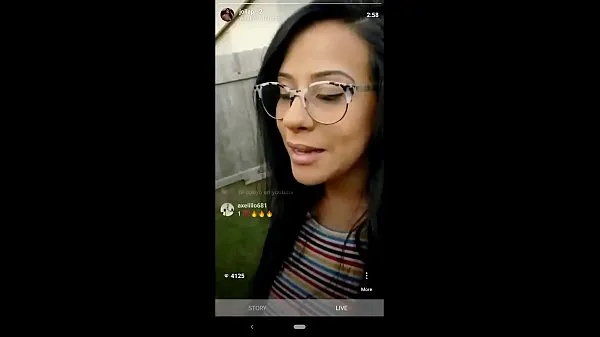 Caliente Mark sorprende a Jolla mientras está en vivo en Instagram. Ella se lo mama y el se viene en su cara mi tubo