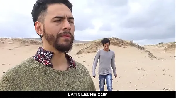 Caliente LatinLeche - Un semental latino caliente hace que le mamen la polla en la playa mi tubo