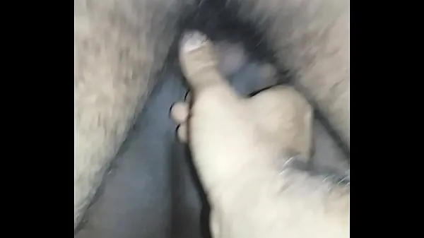 Quente Corno filmando e enfiando o dedo na bucetaenquanto macho fode meu tubo