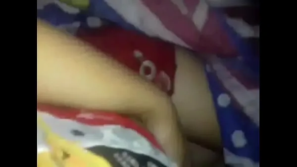 Chaud Une plus jeune soeur tourne la poitrine pour son petit ami mon tube