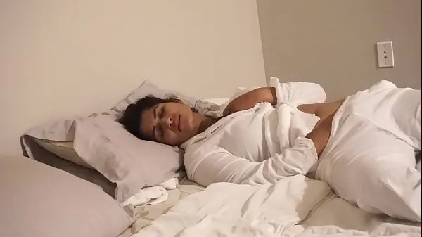 Quente Tia sozinha brincando na cama Cums muitas vezes - Maya meu tubo