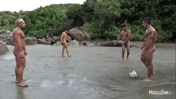 Quente Futebol nu na praia meu tubo