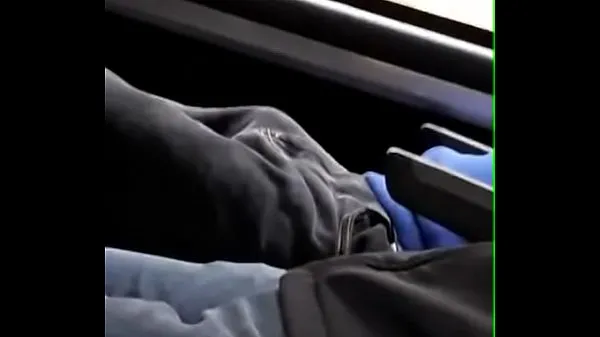 Chaud avec une bite dure dans le bus mon tube