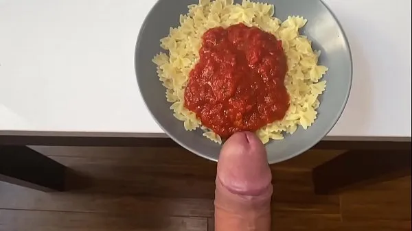 Caldo STO MANGIANDO LA PASTA CON LO SPERMA DEL MIO UOMO ALL'INTERNO ED È COSÌ BUONOil mio tubo