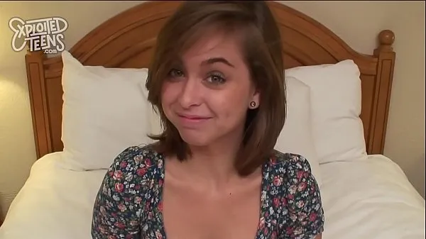 Chaud Riley Reid peut être vue ici dans son premier porno mon tube