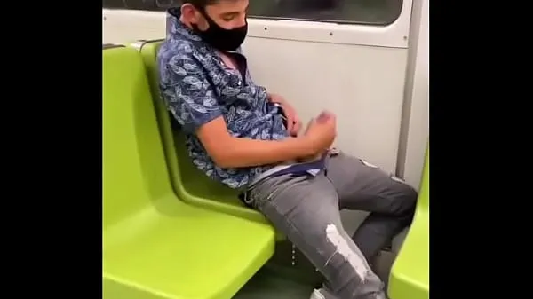 Heiß Maskierter Mann, der in der U-Bahn wichstmeine Tube