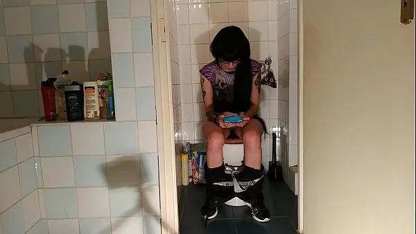 ร้อนแรง Sexy goth teen pee & s. while play with her phone pt2 HD Tube ของฉัน