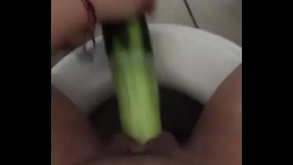 Caliente Mi esposa metiéndose un pepino mi tubo