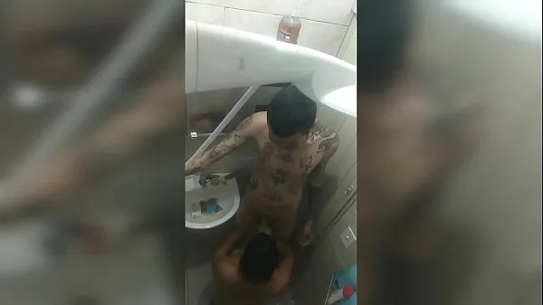 热I filmed the new girl in the bath, with her mouth on the tattooed's cock... She Baez and Dluquinhaa我的管子