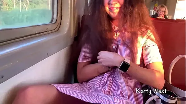 ホットな18歳の電車の中で彼女のパンティーを見せて、公共の場で見知らぬ人にペニスをけいれんさせた私のチューブ