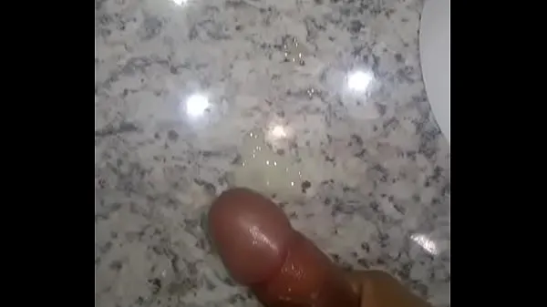 Caliente cumming en el lavabo del baño mi tubo