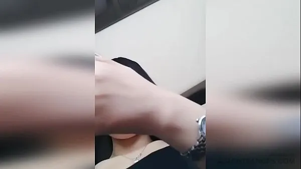 Quente AMADORA) Gata asiática fofa faz sexo oral em um carro meu tubo