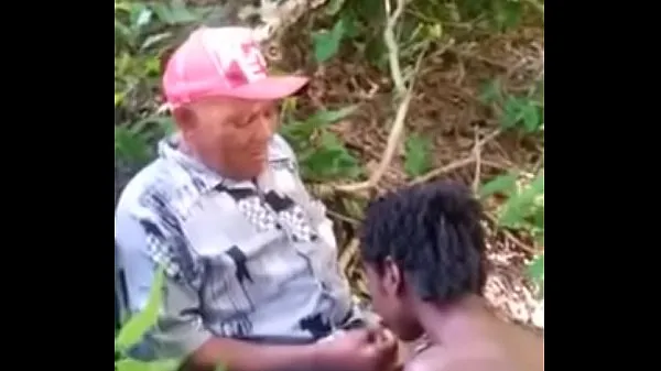 Caldo È giovane nella giungla con suo nonnoil mio tubo