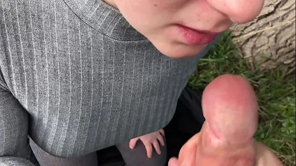 Heiß Öffentlicher Blowjob von meiner Frau im Park. Sperma im Mund KleoModelmeine Tube