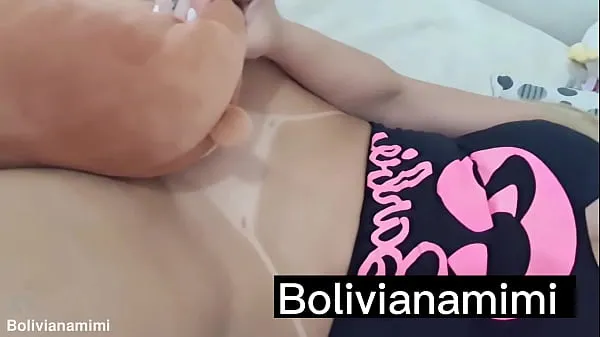 Chaud Le nounours m'a mordu et s'est excusé en me suçant la chatte jusqu'à ce que je gicle Vous voulez voir la fin de la vidéo? bolivianamimi mon tube