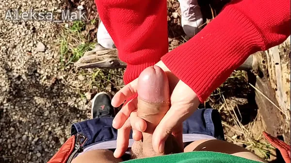 Chaud WOW ! Petite écolière marche dans les bois se termine avec une amie éjaculation mon tube