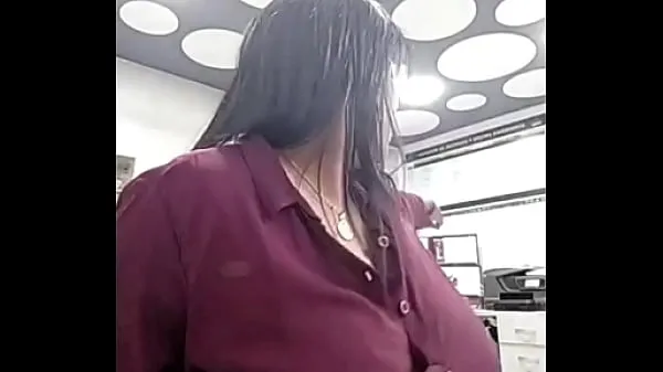 Caldo Donna ebony dell'ufficio che piscia al lavoro e pulisce dopo il suo pasticcioil mio tubo