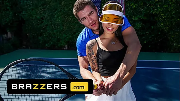 Caliente Xander Corvus) Massages (Gina Valentinas) Foot To Ease Her Pain They End Up Fucking - Brazzers mi tubo