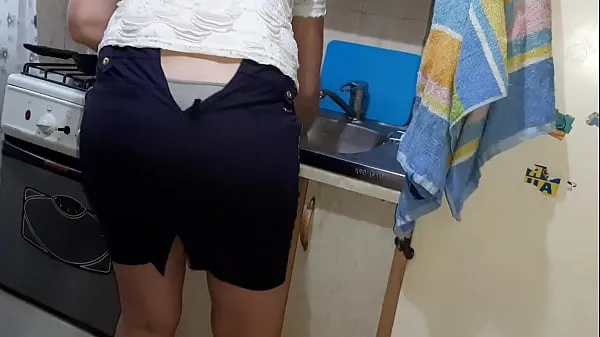 Caliente Mi madrastra cocinó en la cocina y yo me masturbé detrás de ella mi tubo