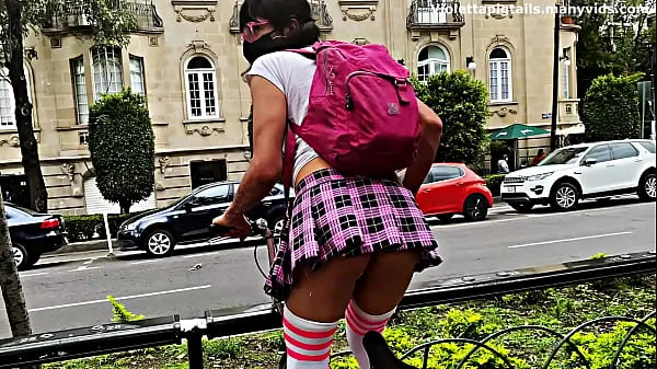 Caliente Paseando por la ciudad con putifalda y plug anal mi tubo