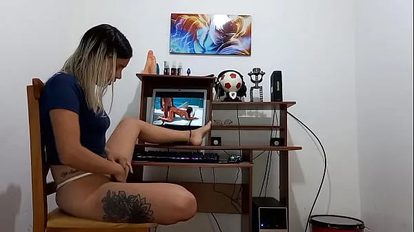 Quente Encontro minha namorada assistindo pornô e se masturbando, ela me chupa desesperadamente e eu transo com ela na bunda meu tubo