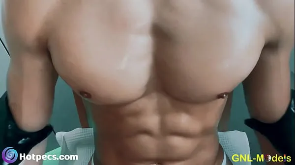 뜨거운 Fit muscle guy is worshipped and nipple played 내 튜브