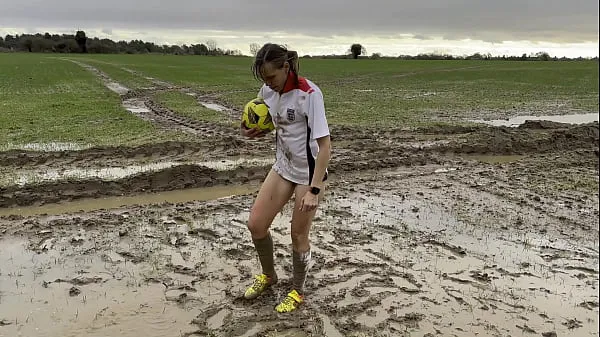 Горячий Muddy Football Practice сбросил с меня шорты и трусики (WAM мой тюб