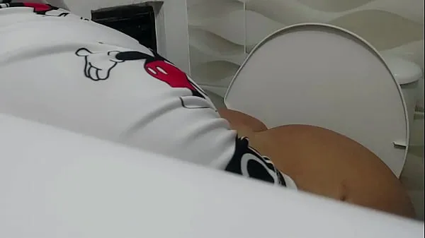 Caliente ATRAPANDO EL HERMOSO CULO DE MI MADRASTRA EN EL BAÑO mi tubo