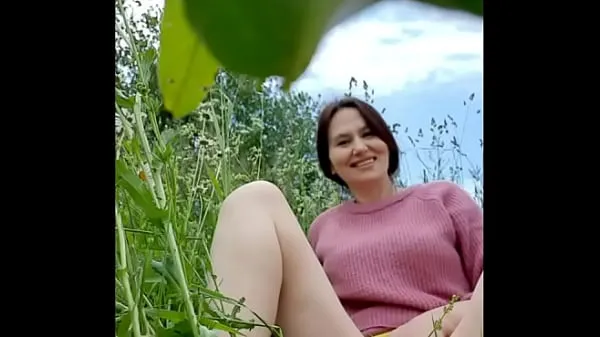 Caliente MILF cachonda desnuda en un campo de manzanilla se masturba, mea y protege de una avispa / Angela-MILF mi tubo