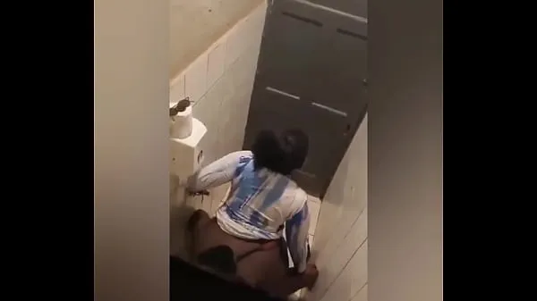 Chaud Ça a frappé le net, une fille africaine chaude baise dans les toilettes d'un putain de bar chaud mon tube