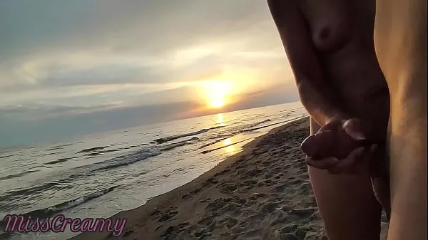 Caldo Esibizione all'aperto Amatoriale Milf succhia un Grosso Cazzo in pubblico nella spiaggia nudisti al guardone con sperma in bocca Sesso rischioso vicino alle personeil mio tubo