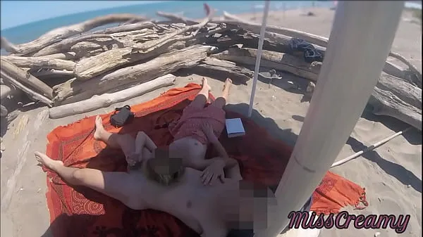 Chaud Professeur exhibitionniste en plein air amateur MILF branlette grosse bite sur la plage de nudité en public devant un voyeur avec du sperme P1 - MissCreamy mon tube