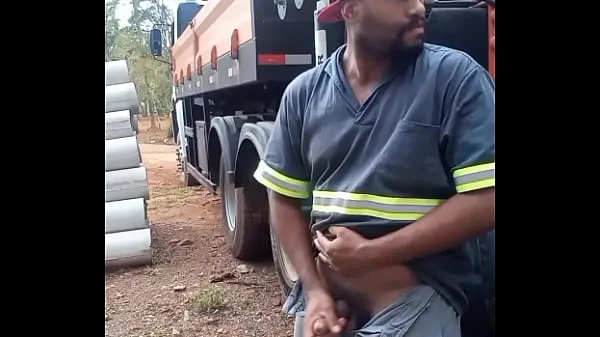 Gorący Worker Masturbating on Construction Site Hidden Behind the Company Truck mojej rurce