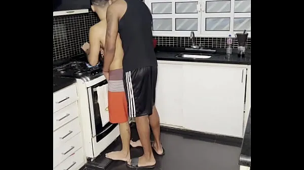 Горячий Candy seller fucks his friend's ass in the kitchen while his mother is at church мой тюб